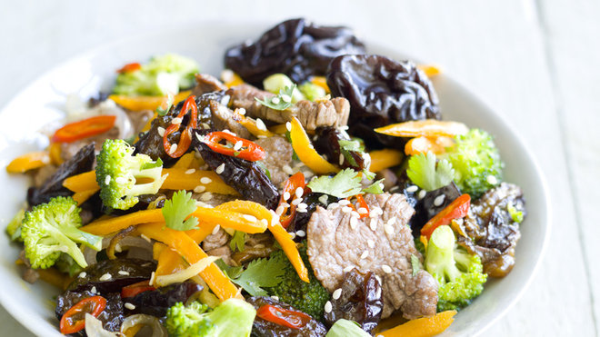 Une viande de bœuf tendre, légèrement sautée à la poêle avec des pruneaux et des légumes croquants