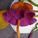 Fleur subtile et délicate, elle habille et sublime un décolleté.