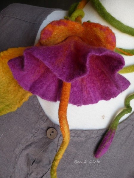 Fleur subtile et délicate, elle habille et sublime un décolleté.