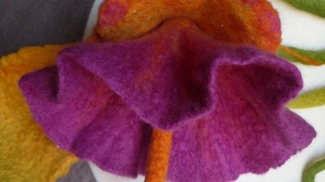 Fleur subtile et délicate, elle habille et sublime un décolleté. Fleur subtile et délicate, elle habille et sublime un décolleté.