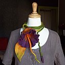 Fleur volumineuse, elle rehausse et transforme un vêtement classique