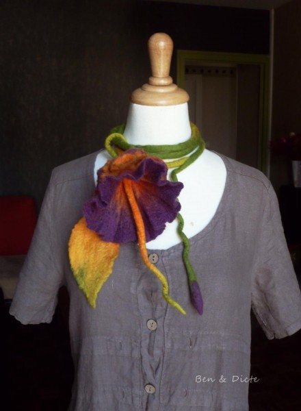 Fleur volumineuse, elle rehausse et transforme un vêtement classique