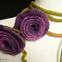 Elégante, la liane fleurie s'enroule harmonieusement autour du cou