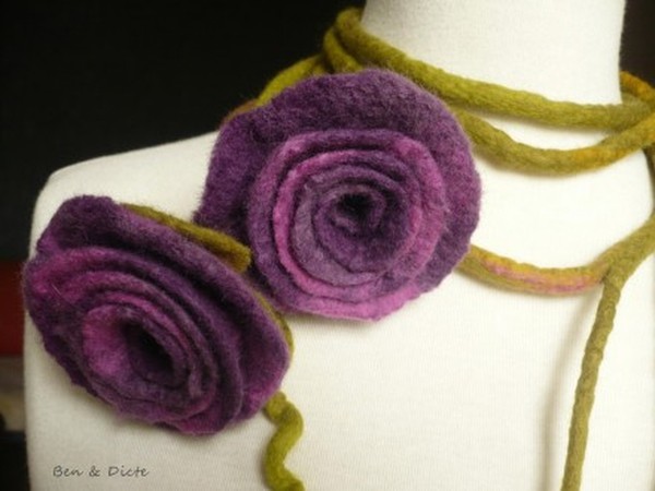 Elégante, la liane fleurie s'enroule harmonieusement autour du cou