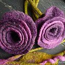 2 roses violet tendre enroulée sur liane en laine feutrée