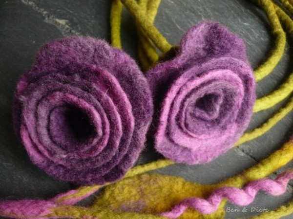 2 roses violet tendre enroulée sur liane en laine feutrée