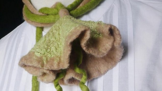 Liane en laine feutrée et ajout de dentelle de Calais Liane en laine feutrée et ajout de dentelle de Calais