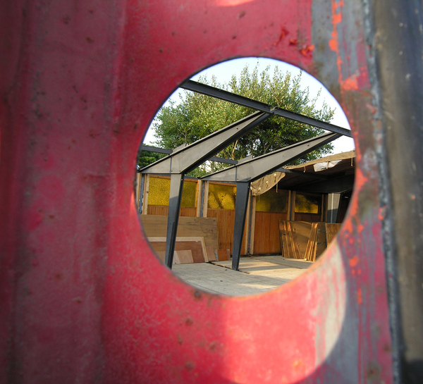 La "Structure Nomade", fondée sur le concept de béquille asymétrique, peut être montée et démontée selon le milieu dans lequel elle est destinée à s'établir provisoirement.