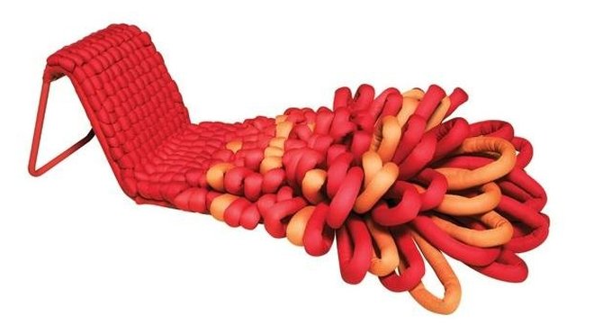 Confort régressif pour la chaise longue Loop de la designer Sophie de Vocht chez Casamania Confort régressif pour la chaise longue Loop de la designer Sophie de Vocht chez Casamania