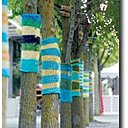 Le Street Art tricoté investit Brooklyn en emballant les troncs d'arbre.