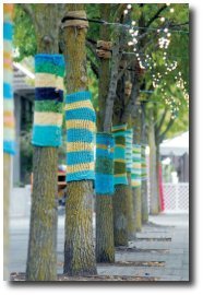 Le Street Art tricoté investit Brooklyn en emballant les troncs d'arbre.