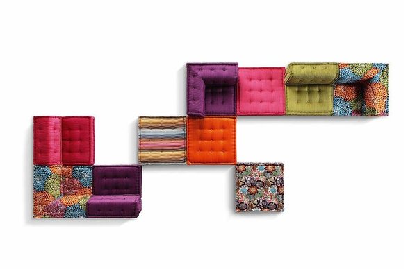 Une nouvelle approche de la "gestion créative de l'espace", grâce à une base de trois éléments à superposer et à relier, constitue la définition du principe du canapé Mah Jong.