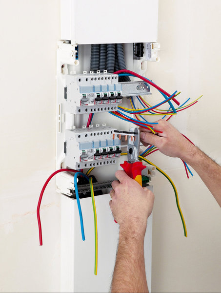 Il est aussi possible d’installer un variateur d’intensité à la place de l’interrupteur. Le branchement est identique.