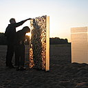 Installation jardin de Chaumont-sur-Loire papier teinté au brou de noix et inséré dans du verre feuilleté.