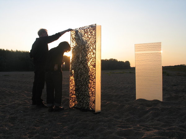 Installation jardin de Chaumont-sur-Loire papier teinté au brou de noix et inséré dans du verre feuilleté.