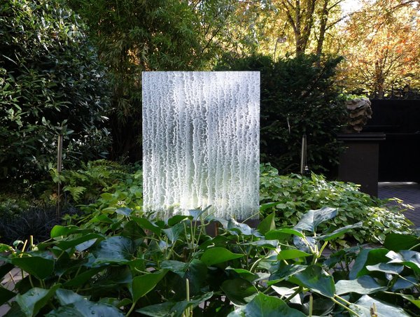 La fontaine improbable, inclusion de papier dans la résine.