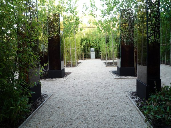 Jardin de Chaumont-sur-Loire 2010 stèle verre/papier inclusion de papier dans la résine, éclairage Leds.