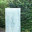 Insertion de papier dans du verre feuilleté devant un bassin, jardin de Chaumont-sur-Loire