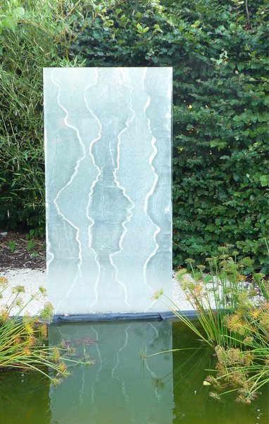 Insertion de papier dans du verre feuilleté devant un bassin, jardin de Chaumont-sur-Loire