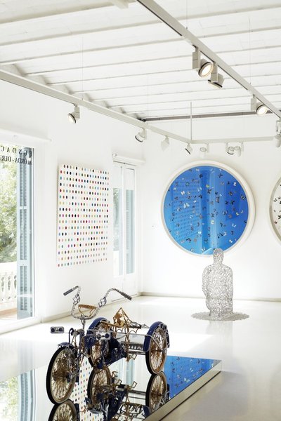 Kettal, fait sans cesse appel à des designers de renom pour créer du mobilier de jardin; de là à passer à l'art, il n'y a qu'un pas