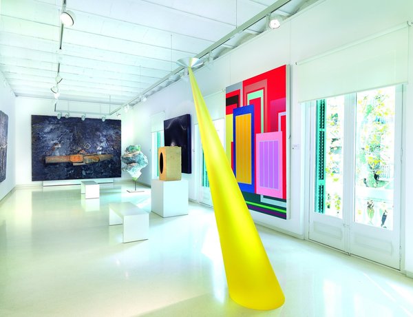 La fondation expose des artistes tels que Albert Oehlen, Anselm Kiefer, Anish Kapoor, Damien Hirst, Douglas Gordon,  Franz West, Gabriel Orozco, Takeshi Murakami, Tom Friedman, Michael Craig-Martin et les espagnols Jaume Plensa et Daniel Canogar.