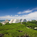La Grande Motte se définit par ces pyramides en front de mer et ces façades blanches. Une ville qui fait face au vent !