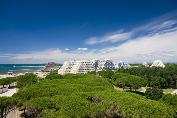 La Grande Motte se définit par ces pyramides en front de mer et ces façades blanches. Une ville qui fait face au vent !