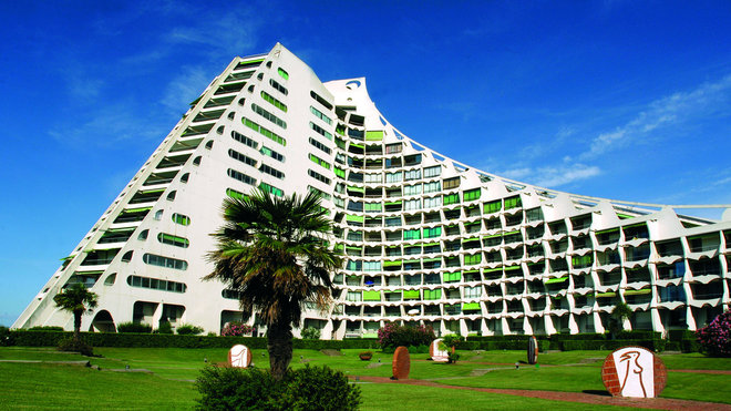 Les courbes, les pyramides et les paraboles ont été conçues en portant une attention particulière aux éléments naturels. Les courbes, les pyramides et les paraboles ont été conçues en portant une attention particulière aux éléments naturels.