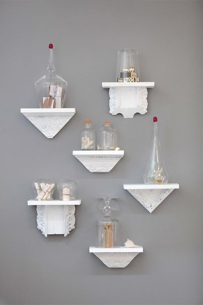 Créations et curiosités glanées en brocantes sous cloches et sur consoles