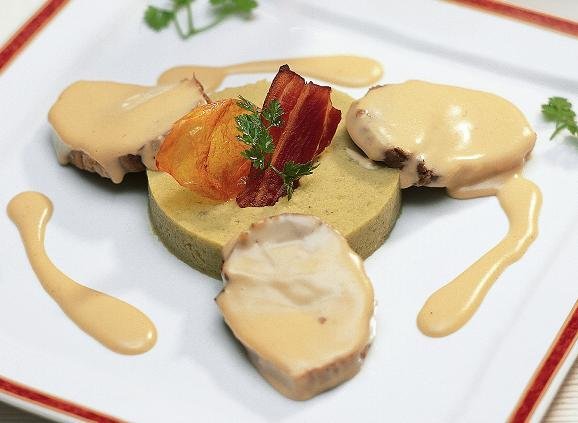Succulente palette de porc, sauce au Chavignol. A accompagner d’un Sancerre rouge. Recette du chef Jean-Marc Bourgeois, La Côte des Monts Damnés. 18300 Sancerre. Tél. : 02 48 54 01 72.