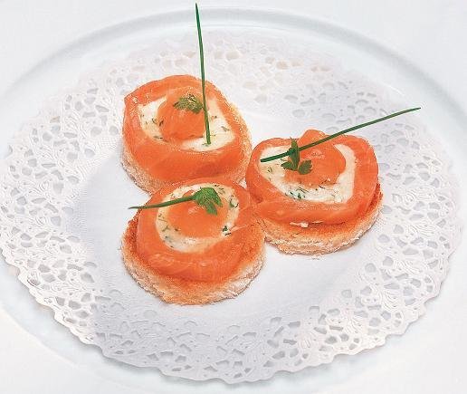 Délicieux canapés de saumon à la Chavignolaise. A accompagner d’un Sancerre blanc, de préférence jeune et sec. Recette de Daniel Fournier, restaurant La Tour. 31, Nouvelle Place- 18300 Sancerre. Tel : 02 48 54 00 81.