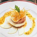 Croustillant de pied de porc au Chavignol. A accompagner d’un Sancerre blanc. Recette du chef Jean-Michel Godon, Auberge La Vouivre Le Bourg - 18250 Neuvy-Deux-Clochers. Tél. : 02 48 79 42 83.