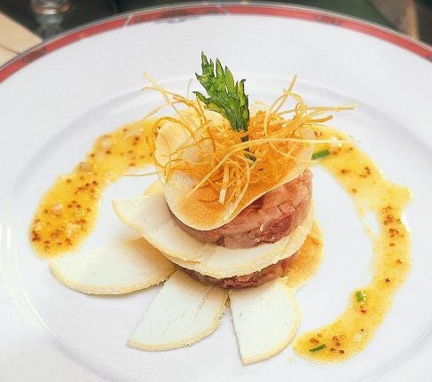 Croustillant de pied de porc au Chavignol. A accompagner d’un Sancerre blanc. Recette du chef Jean-Michel Godon, Auberge La Vouivre Le Bourg - 18250 Neuvy-Deux-Clochers. Tél. : 02 48 79 42 83.