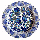 La reproduction d'une céramique d'Iznik, avec des couleurs emblématiques, pour la collection  La Maison Ottomane