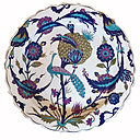 Cette pièce de céramique reproduit les oeuvres d'Iznik, avec le thème du "plat du paon".