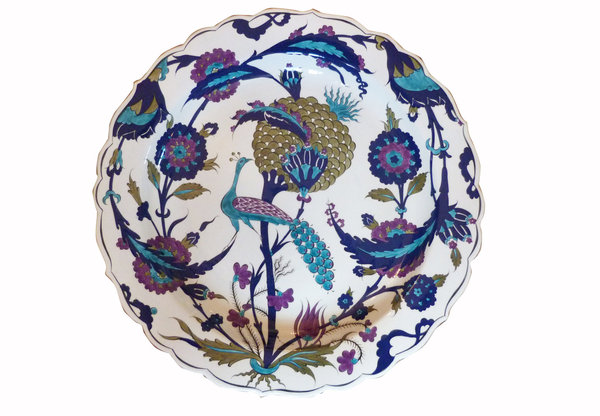 Cette pièce de céramique reproduit les oeuvres d'Iznik, avec le thème du "plat du paon".