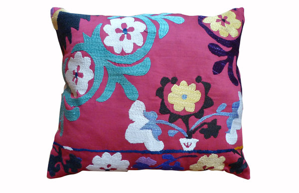 Chaque coussin de la collection  La Maison Ottomane est fabriqué à partie de panneaux brodés d'Uzbekistan, d'anciens Suzanis, d'Ikats et de soie.