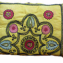 Un coussin de la collection "La maison ottomane", à la manière d'un Suzani, chez La Maison Ottomane