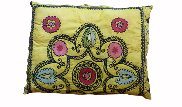 Un coussin de la collection "La maison ottomane", à la manière d'un Suzani, chez La Maison Ottomane
