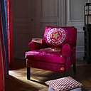 Le tissu d'ameublement pour fauteuil élaboré par la maison Pierre Frey, aux motifs  inspirés de l'Art Ottoman.