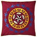 La maison Pierre Frey propose, avec la ligne Tachkent, des coussins Suzani reprennant le motif emblématique de la rose, symbole d'amour et de passion, selon 4 coloris différents (sable, rose, prune et taupe). 91 euros l'unité.