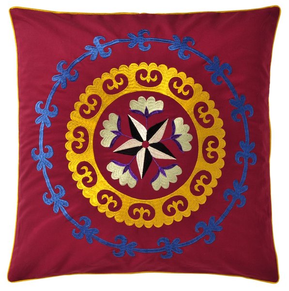 La maison Pierre Frey propose, avec la ligne Tachkent, des coussins Suzani reprennant le motif emblématique de la rose, symbole d'amour et de passion, selon 4 coloris différents (sable, rose, prune et taupe). 91 euros l'unité.