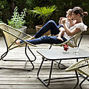 Doux moments dans ce cocon de fauteuil à l’assise en résine tressée associée à une structure en aluminium. Collection Sixties chez Fermob.