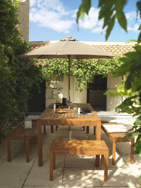 Ça sent l’été chez Castorama avec le modèle Hanoï : une table et quatre bancs en eucalyptus.