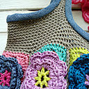 Le haut du sac est crocheté en mailles serrées, bordé du biais en toile de jean