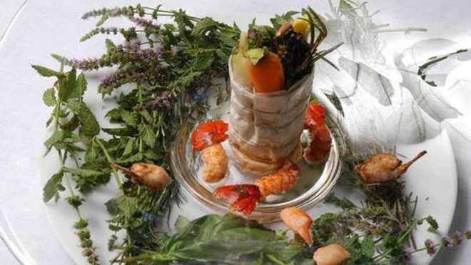 Régalez vos yeux et vos papilles de ce bouquet de légumes aux écrevisses flambées au cognac: un bel hommage à Arcimboldo signé Marc Meneau