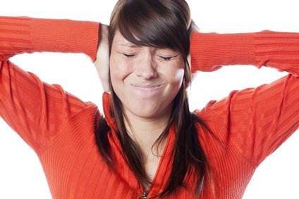 Les nuisances sonores font partie de notre quotidien. En plus des précautions à prendre pour les limiter, c’est dans la structure et l’aménagement de son chez soi que le problème réside.