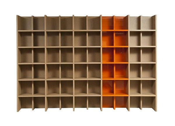 La bibliothèque d'intérieur EDGE, commercialisée par Roche Bobois et élaborée par le designer Vincent Dupont-Rougier, est une bibliothèque par modules, avec une structure en panneaux de latté plaqué, en bois de chêne (5 teintes). L.320 X H.219 X P.36 centimètres.