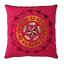 La maison Pierre Frey propose, avec la ligne Tachkent, des coussins Suzani reprennant le motif emblématique de la rose, symbole d'amour et de passion, selon 4 coloris différents (sable, rose, prune et taupe). 91 euros l'unité.