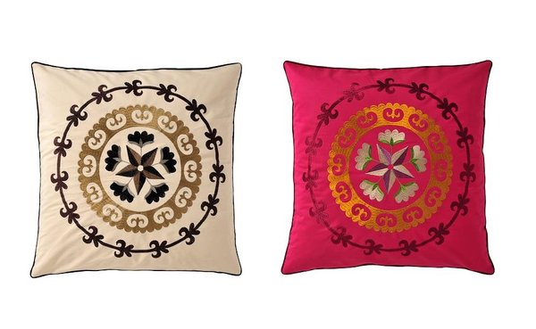 La maison Pierre Frey propose, avec la ligne Tachkent, des coussins Suzani reprennant le motif emblématique de la rose, symbole d'amour et de passion, selon 4 coloris différents (sable, rose, prune et taupe). 91 euros l'unité.